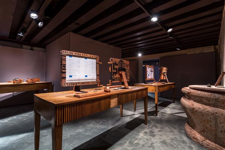 Abel Barroso. Sala de Internet y realidad virtual a la cubana / 2017 / Instalación de base xilográfica / Dimensiones variables