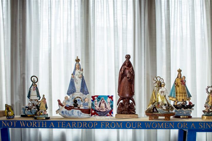 Ave María / 2010 – 2014 / Instalación / Estatuas de la Virgen de la Caridad del Cobre de diferentes procedencias, materiales, tamaños y fechas
