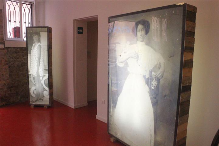 Susana Pilar Delahante. Un chino llega a Matanzas…(2015-2017)/ Instalacion: tinta sobre seda, lámparas de papel, entrevistas a familiares, piso color rojo RAL 3016, dimensiones variables