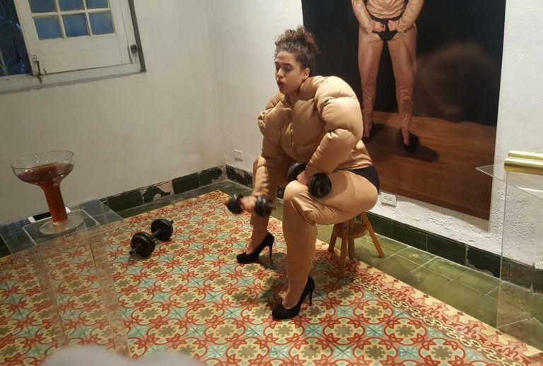 Performance de artista Alicia Rodríguez Alvisa: con brazo fuerte…