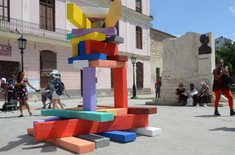 Arte lúdico en la Plaza del Cristo (Bienal Habana)