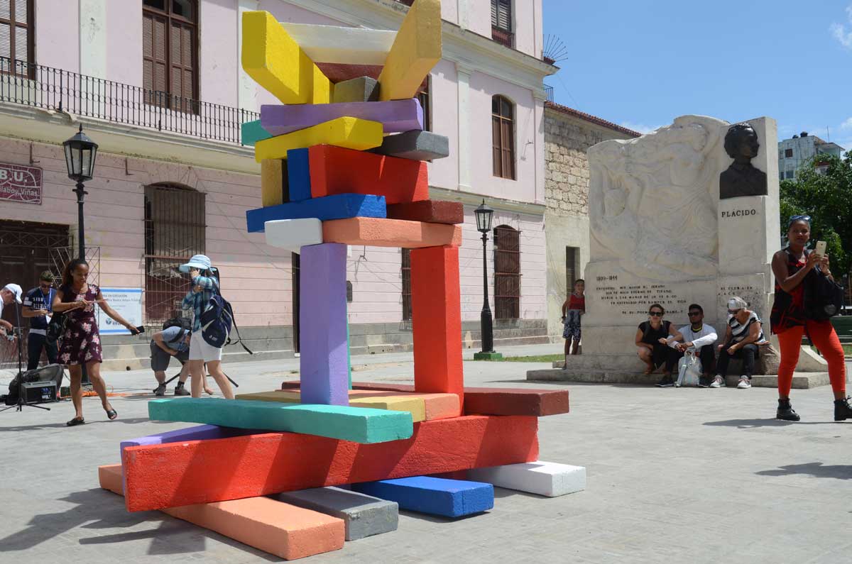 Arte lúdico en la Plaza del Cristo (Bienal Habana)