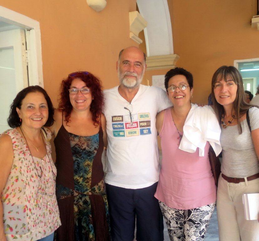 Magaly Espinosa con un grupo de especialistas en la presentación del libro Salomón, de Caridad Blanco
