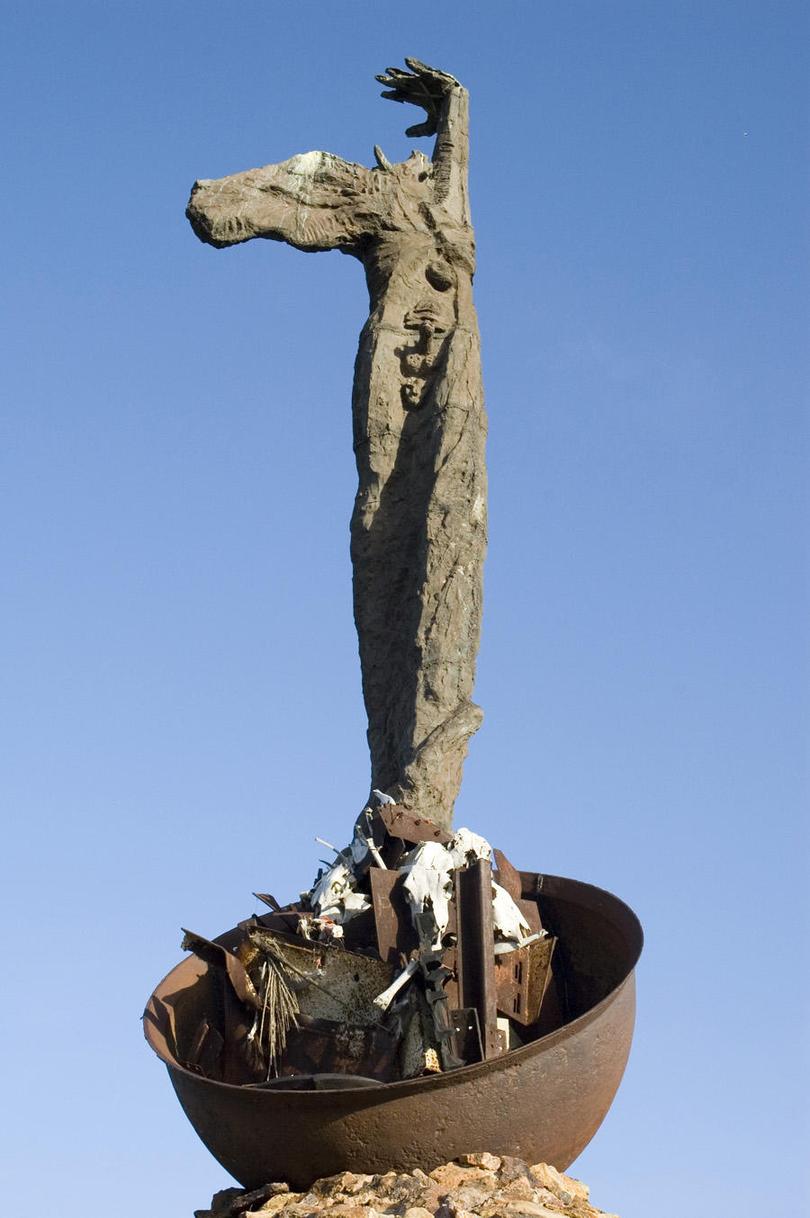 Monumento al Cimarrón. 1997. Bronce, hierro y otros materiales. 960 cm de altura