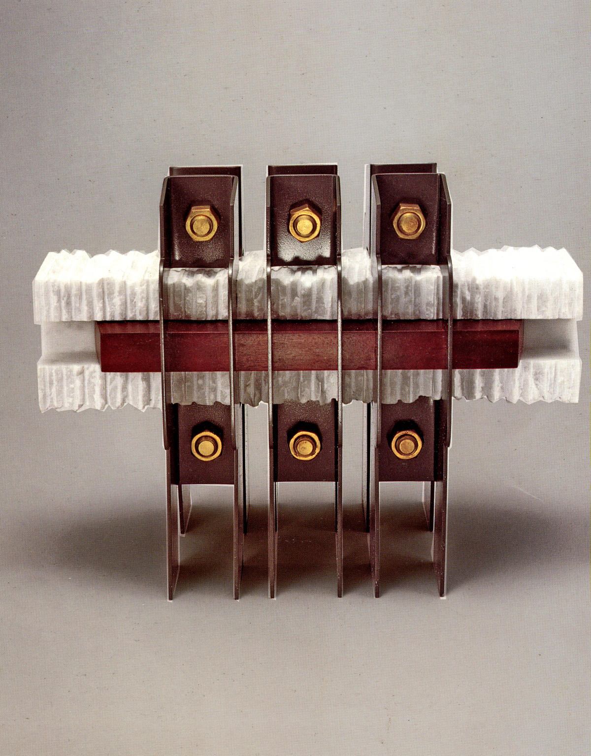 S/T. De la serie Sujetadores. 1997. Aluminio, mármol y madera