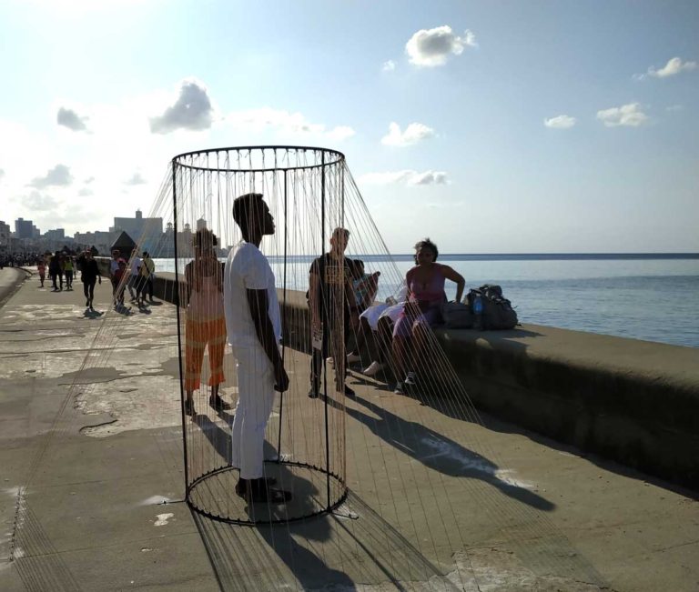 performance en el muro Carlos Martiel