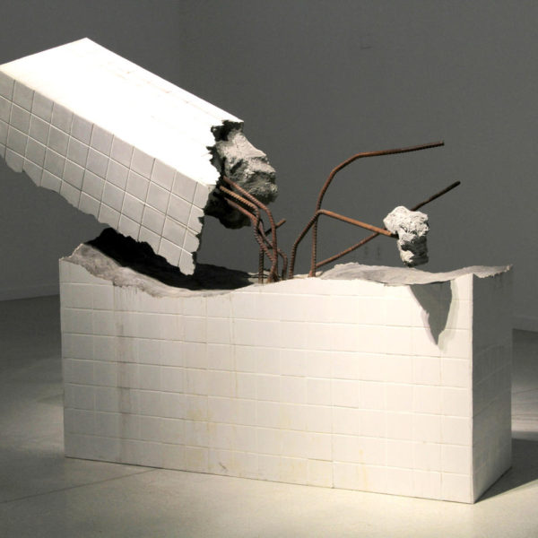 Florencio Gelabert El Muro. 2015. Styrofoam, cabillas, cemento, lozas de cerámica. 241.3 x 193.04 x 127 cm. Colección del artista