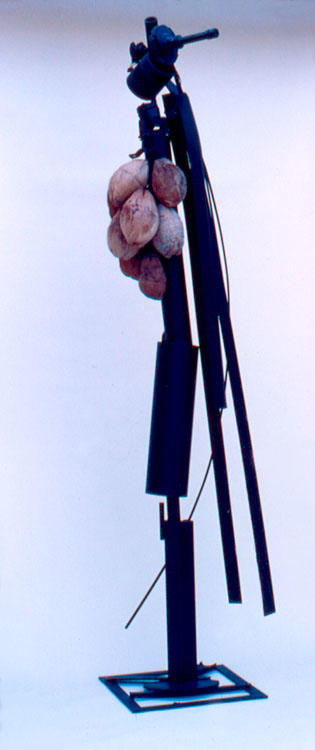 Tomás Oliva. Cocos. 1990. Hierro. Aproximadamente 2 metros de alto. Colección privada, Miami, USA