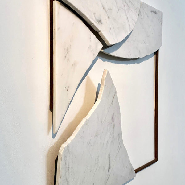 Florencio Gelabert Desplazamiento V. 2018. Mármol, barras de acero, resina y pátina de óxido. 109. 22 x 104. 14 x 15.24 cm