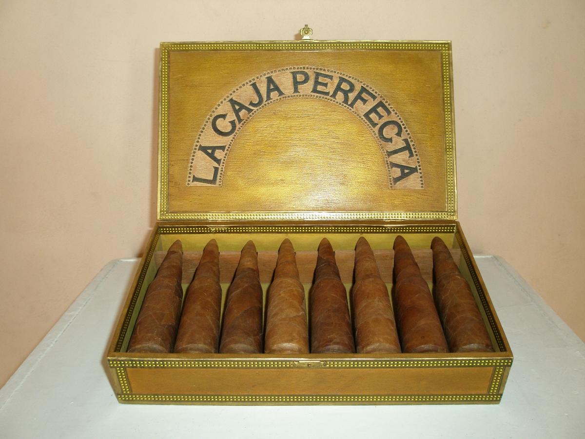 La caja Perfecta. 1996. Xilografía, madera y tabaco.