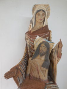 Alejandro Aguilera. Piedad. 2019. Madera policromada, cerámica, porcelana, metal, barro de Georgia. 182 x 61 x 61 cm.