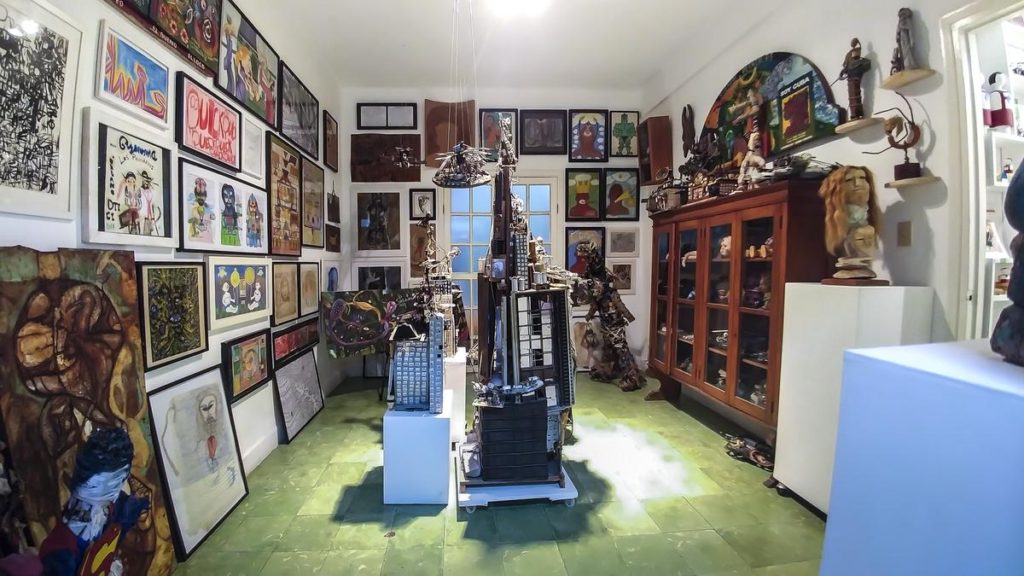 Otro ángulo de la sala donde se exhibe parte de la Colección Art Brut Project Cuba, La Habana, 2018. Foto: Derbis Campos. Archivos de la Colección Art Brut Project Cuba, La Habana.