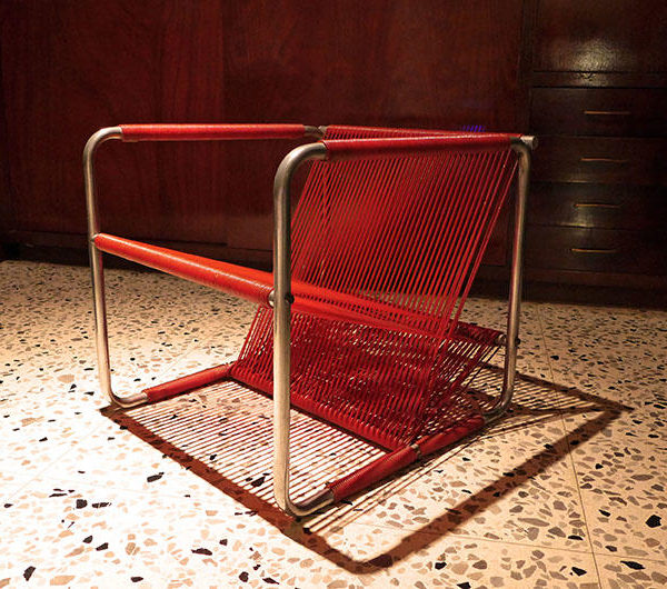 Silla Roja, 1970. Diseño de Reinaldo Togores. En escena, el metal y el plástico entrelazados.