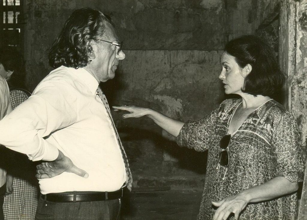 Durante un chequeo de obras del habanero Convento de Santa Clara, instante de diálogo con el Dr. Sylvio Mutal, del PNUD, 1984.